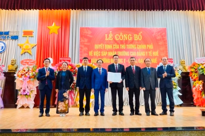 Tiến sĩ Lê Đình Nghị, Vụ trưởng Vụ Tổ chức cán bộ, Bộ Giáo dục và Đào tạo trao Quyết định của Thủ tướng Chính phủ cho lãnh đạo Trường Đại học Y-Dược Huế.