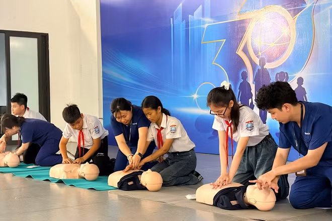 Trải nghiệm sơ cấp cứu ứng dụng công nghệ E-CPR dành cho học sinh xã Trần Phú.
