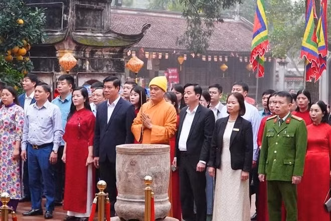 Ban tổ chức Lễ hội mùa Xuân Côn Sơn-Kiếp Bạc dâng hương tại chùa Côn Sơn.