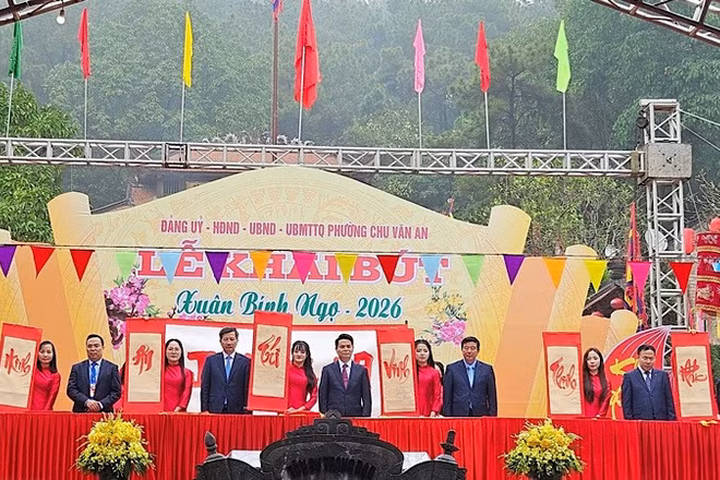 Lãnh đạo thành phố Hải Phòng khai bút đầu xuân tại đền thờ Chu Văn An.