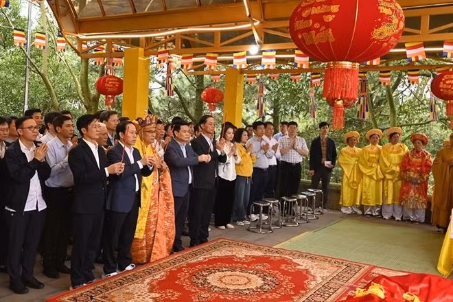 Lãnh đạo thành phố Hải Phòng thực hiện nghi lễ tế trời đất tại Trung Nhạc miếu.