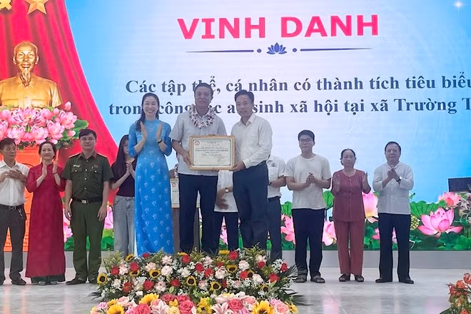 Vinh danh các tập thể, cá nhân có thành tích tiêu biểu trong công tác an sinh xã hội.