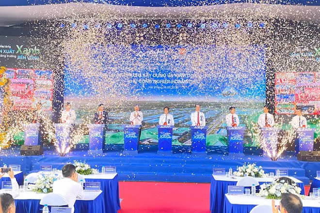 Các đại biểu nhấn nút khởi công Dự án đầu tư xây dựng và kinh doanh kết cấu hạ tầng khu công nghiệp Hoàng Diệu.