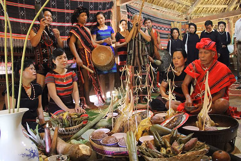 Nghi thức cúng trong nhà của Lễ cầu mùa của người Tà Ôi (Ảnh: Làng Văn hóa - Du lịch các dân tộc Việt Nam)