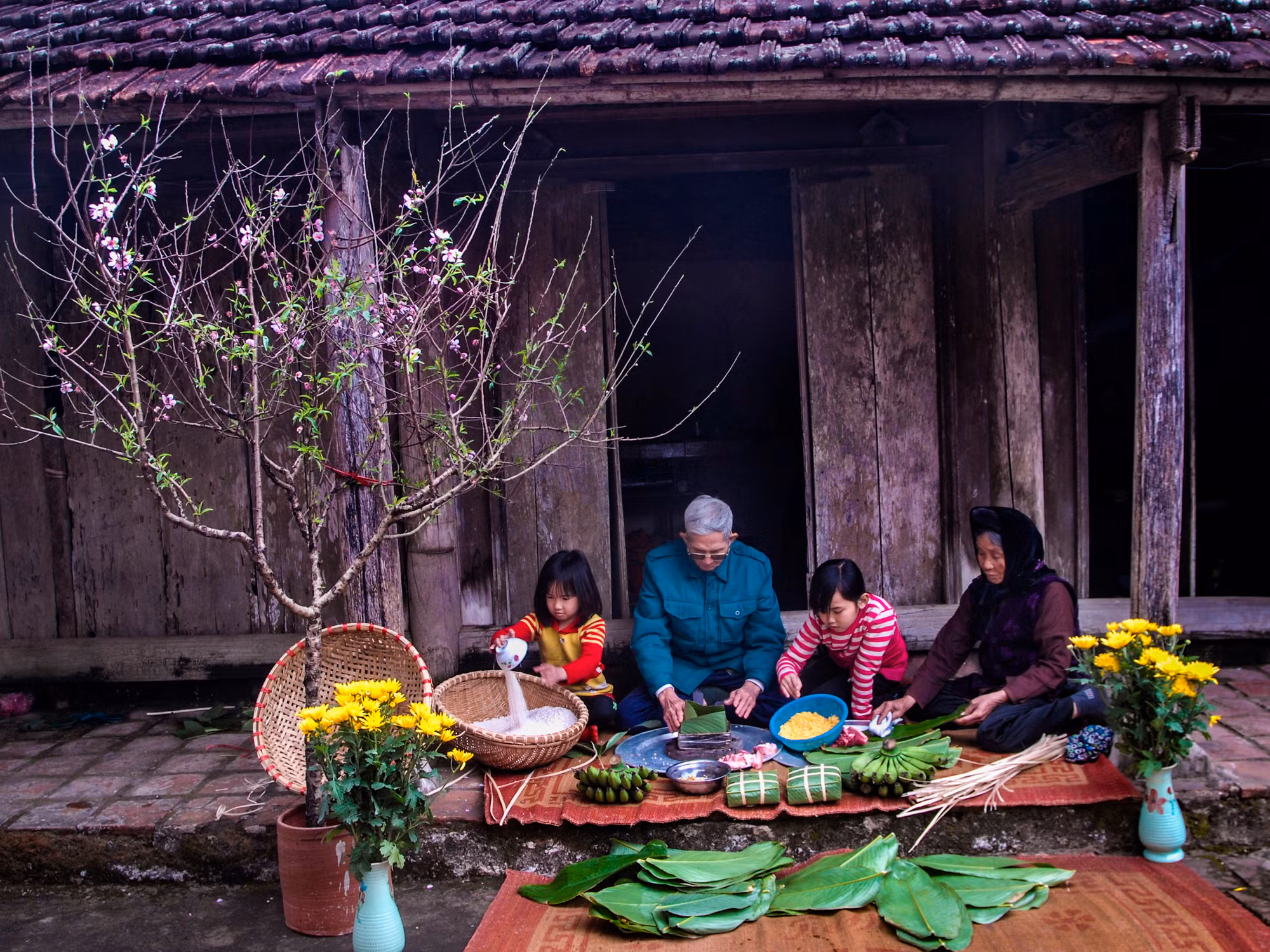 Gói bánh chưng đón Tết Nguyên Đán. (Ảnh: VŨ KHÔI) Gói bánh chưng đón Tết Nguyên Đán. (Ảnh: VŨ KHÔI)