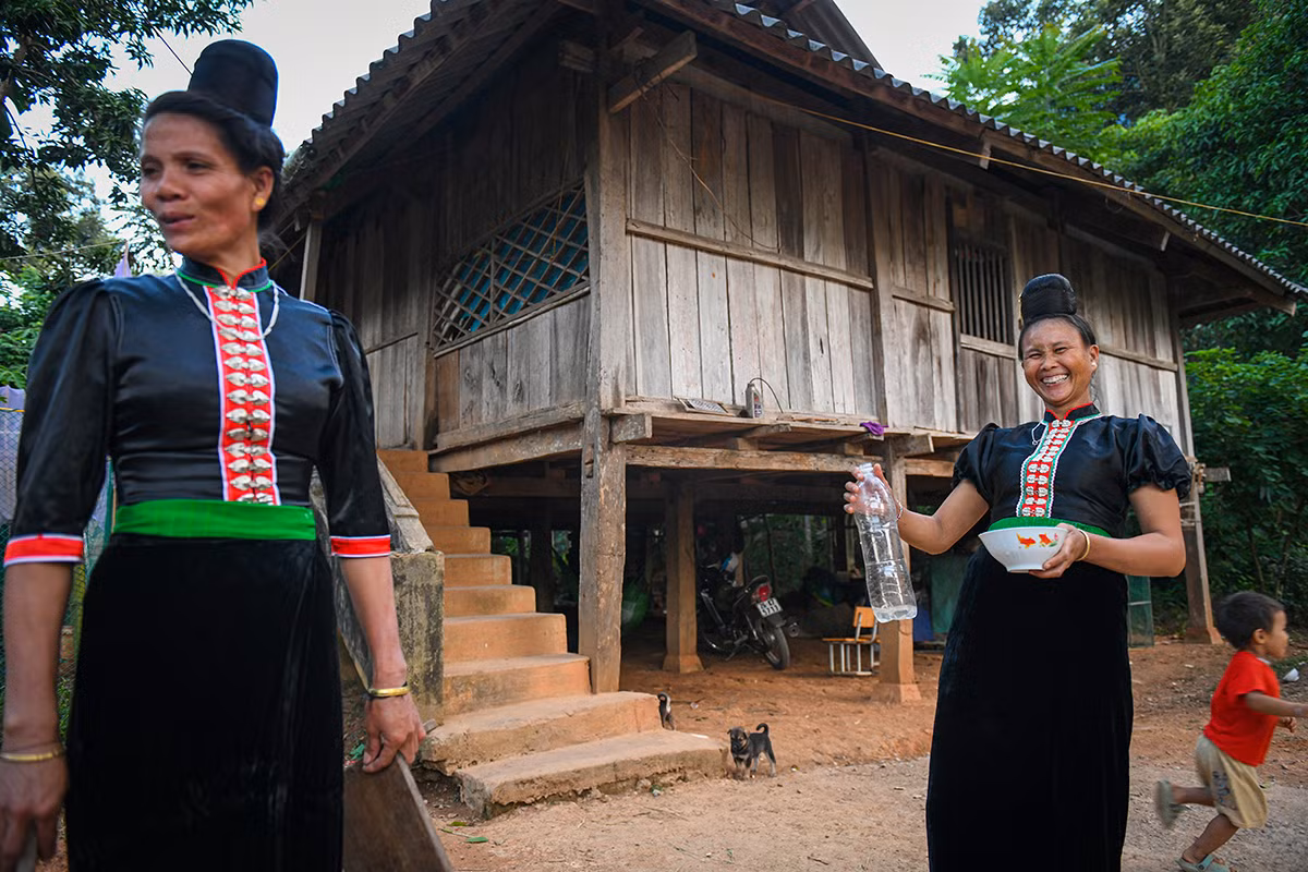 Nhà sàn kiên cố khá phổ biến ở các bản của người La Ha. (Ảnh: THÀNH ĐẠT) Nhà sàn kiên cố khá phổ biến ở các bản của người La Ha. (Ảnh: THÀNH ĐẠT)