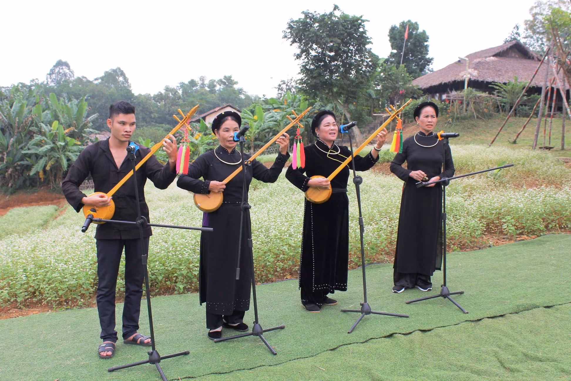 Người Tày trong trang phục truyền thống. (Ảnh: Làng Văn hóa-Du lịch các dân tộc Việt Nam)