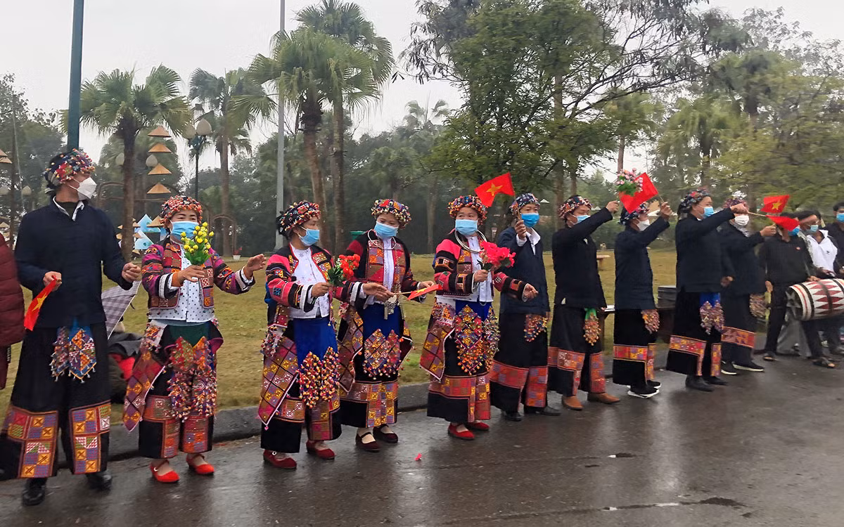 Trang phục của phụ nữ và nam giới Lô Lô đều rất sặc sỡ. (Ảnh: NGỌC TRÂM) Trang phục của phụ nữ và nam giới Lô Lô đều rất sặc sỡ. (Ảnh: NGỌC TRÂM)