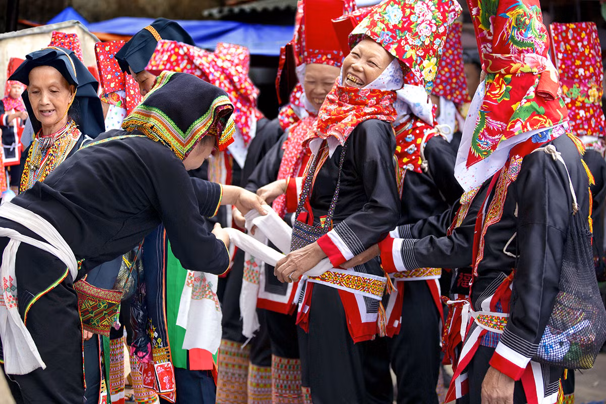 Nụ cười chợ phiên. (Ảnh: BÙI TÂN VIỆT) Nụ cười chợ phiên. (Ảnh: BÙI TÂN VIỆT)