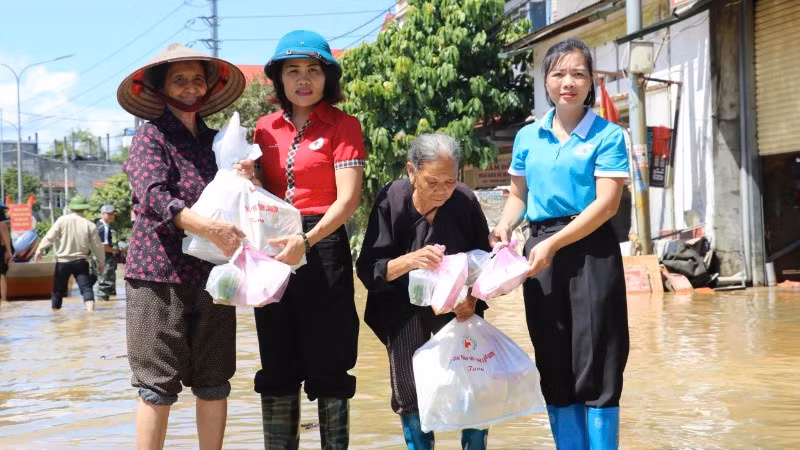 Đối với những khu vực bị ngập lụt, sạt lở gây chia cắt, Cục An toàn thực phẩm khuyến khích người dân sử dụng thực phẩm chế biến sẵn, ăn ngay như lương khô, mỳ gói, nước uống đóng chai… (Ảnh minh họa)