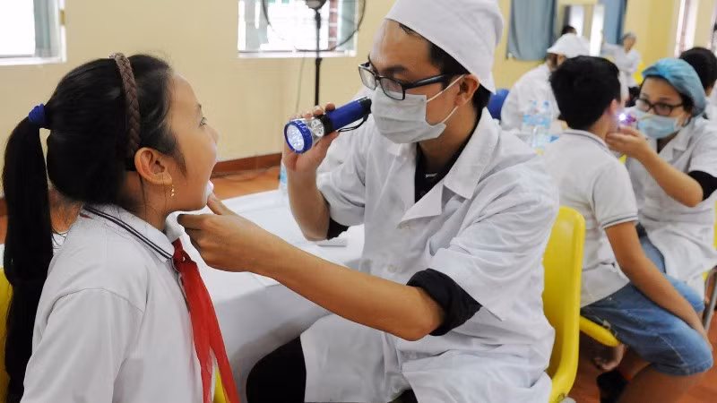 Khám bệnh định kỳ cho học sinh tại trường Tiểu học Lê Quý Đôn, Hà Nội. (Ảnh: TRẦN HẢI)