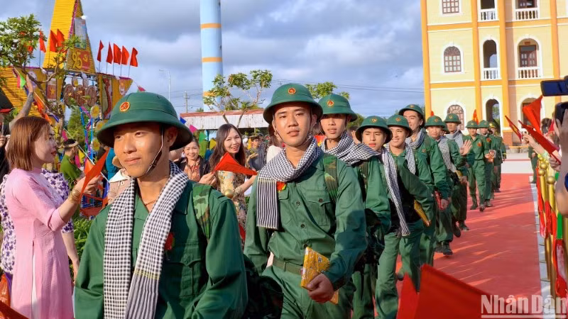 Các tân binh ở Cà Mau hăm hở lên đường làm nghĩa vụ bảo vệ Tổ quốc. (Ảnh: HỮU TÙNG, BÁO NHÂN DÂN)
