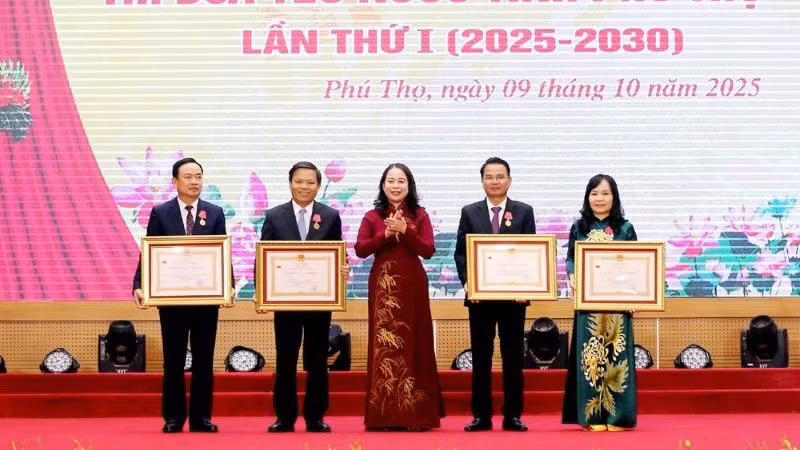 Phó Chủ tịch nước Võ Thị Ánh Xuân trao Huân chương Lao động hạng Nhất, Nhì cho các đồng chí lãnh đạo, nguyên lãnh đạo tỉnh Phú Thọ.
