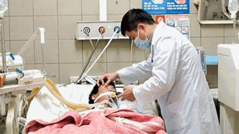 Điều trị cho bệnh nhân ngộ độc rượu tại Trung tâm Chống độc - Bệnh viện Bạch Mai. (Ảnh minh họa)