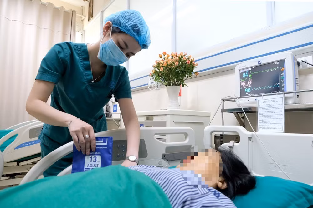 Bác sĩ Bệnh viện Nội tiết Trung ương khám và chăm sóc cho bệnh nhân. (Ảnh minh họa)