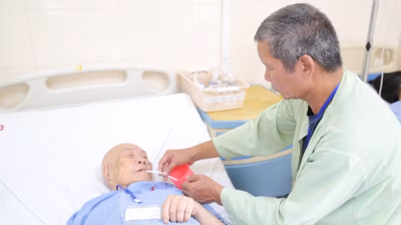 Ngày thứ 2 sau phẫu thuật, bệnh nhân đã tỉnh táo, ăn được cháo, sữa.