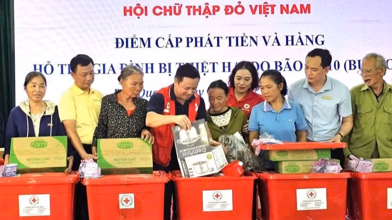 Đoàn công tác Trung ương Hội Chữ thập đỏ Việt Nam trao tiền và hàng cứu trợ cho các hộ gia đình bị thiệt hại do bão số 10 tại xã Đức Quang, tỉnh Hà Tĩnh.