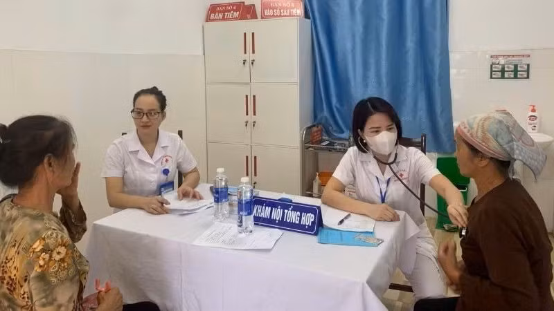 Các y, bác sĩ trạm y tế xã Xuân Mai (Hà Nội) đang thăm khám cho người dân.
