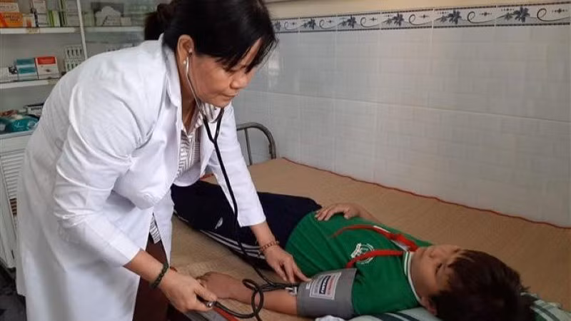 Tham gia bảo hiểm y tế, ngoài được chi trả các chi phí khi đi khám, chữa bệnh tại các cơ sở y tế, học sinh, sinh viên còn được hưởng quyền lợi chăm sóc sức khỏe ban đầu tại nhà trường. (Ảnh: TTXVN)