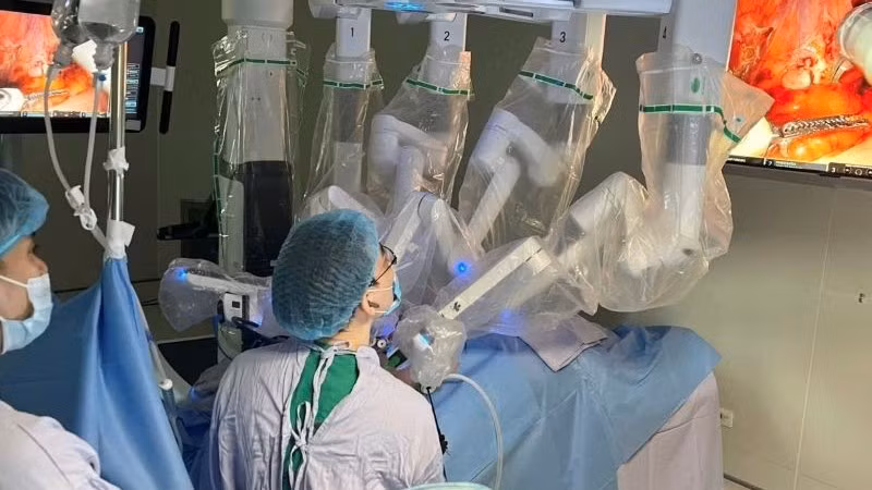 Ê-kíp bác sĩ khoa Ngoại tiết niệu, Bệnh viện K phẫu thuật cho người bệnh.