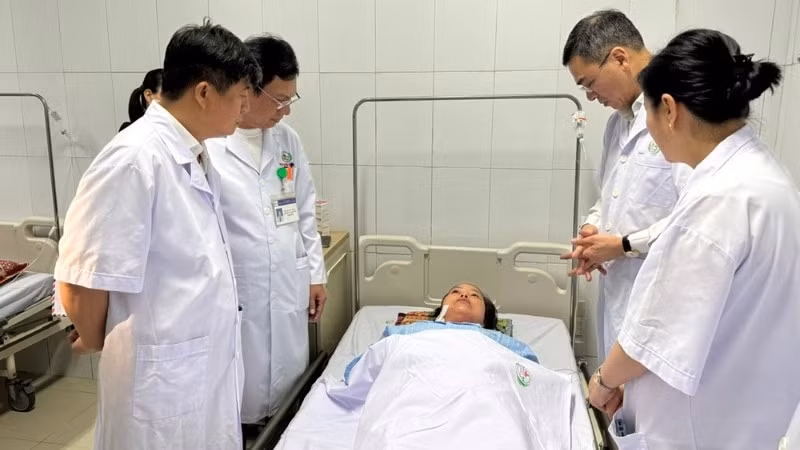 Cục trưởng Quản lý Khám, chữa bệnh Hà Anh Đức và Cục trưởng Bà mẹ-Trẻ em và đoàn công tác Bộ Y tế thăm hỏi điều dưỡng bị thương.