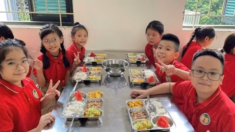 Giờ ăn trưa của học sinh Trường tiểu học Chất lượng cao Tràng An, phường Hoàn Kiếm, Hà Nội. (Ảnh: QN)