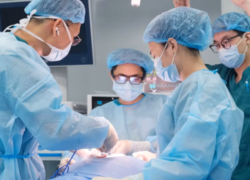  Ê-kíp bác sĩ Bệnh viện Nội tiết Trung ương phẫu thuật cho bệnh nhân. (Ảnh minh họa)