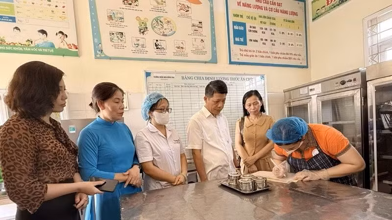 Các cơ quan chức năng kiểm tra vệ sinh an toàn thực phẩm tại các bếp ăn tập thể tại trường học trên địa bàn Hà Nội. (Ảnh minh họa)