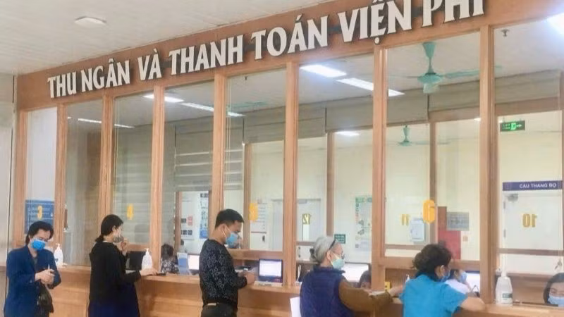 Người dân làm thủ tục thanh toán chi phí khám, chữa bệnh. (Ảnh: ĐỖ THOA)