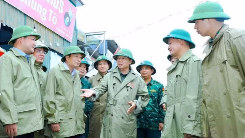Phó Thủ tướng Chính phủ Trần Hồng Hà chỉ đạo công tác ứng phó với bão số 10 tại Nghệ An.