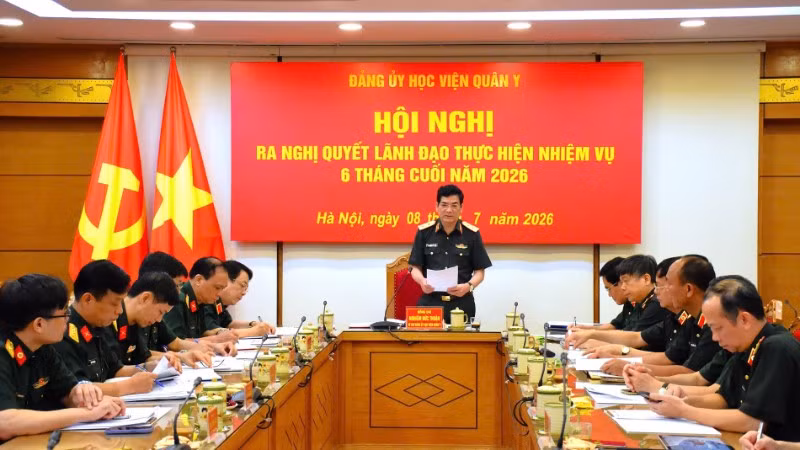 Trung tướng, Phó Giáo sư, Tiến sĩ Nghiêm Đức Thuận, Bí thư Đảng ủy, Chính ủy Học viện Quân y chủ trì hội nghị. 