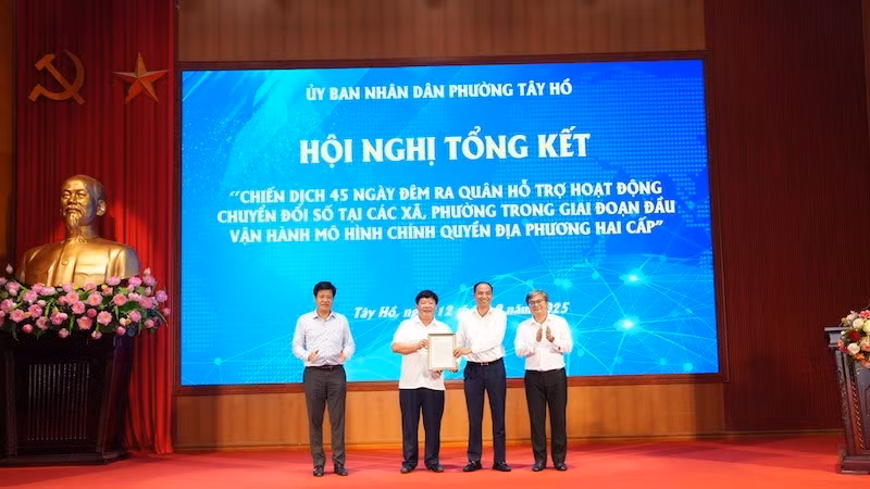 Phó Chủ tịch Ủy ban nhân dân thành phố Hà Nội Trương Việt Dũng trao thư khen của thành phố Hà Nội cho lãnh đạo phường Tây Hồ, do phường có thành tích xuất sắc trong trong Chiến dịch "45 ngày đêm ra quân hỗ trợ hoạt động chuyển đổi số”.