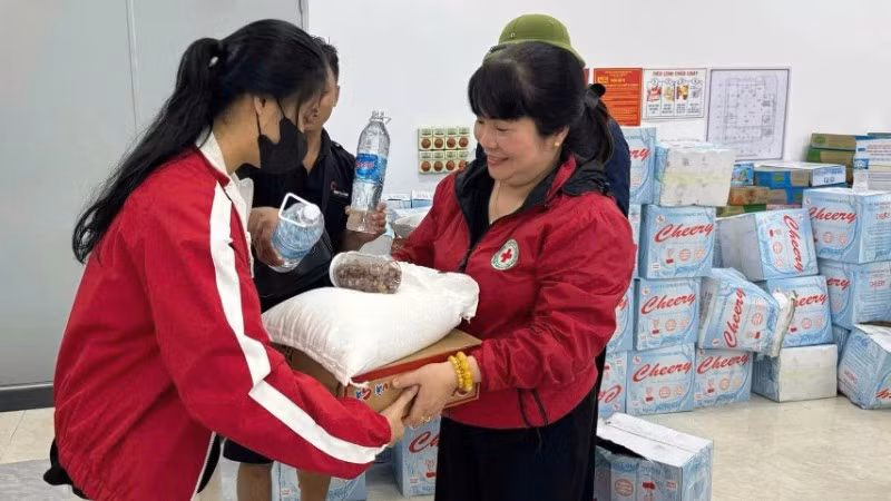 Cán bộ, tình nguyện viên Chữ thập đỏ cứu trợ người dân bị ảnh hưởng bởi mưa lũ tại thành phố Huế.