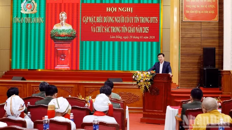 Đồng chí Hồ Văn Mười, Ủy viên Trung ương Đảng, Phó Bí thư Tỉnh ủy, Chủ tịch Ủy ban nhân dân tỉnh Lâm Đồng phát biểu tại hội nghị.