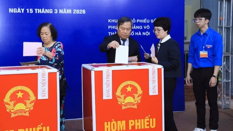 Chủ tịch Ủy ban nhân dân thành phố Hà Nội Vũ Đại Thắng thực hiện bỏ phiếu tại phường Giảng Võ (Hà Nội). (Ảnh: BÁO NHÂN DÂN)