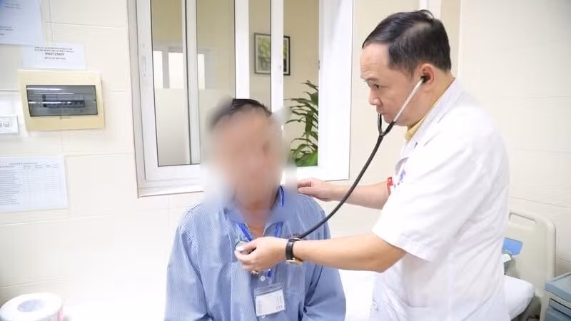 Bác sĩ thăm khám cho bệnh nhân sau phẫu thuật.
