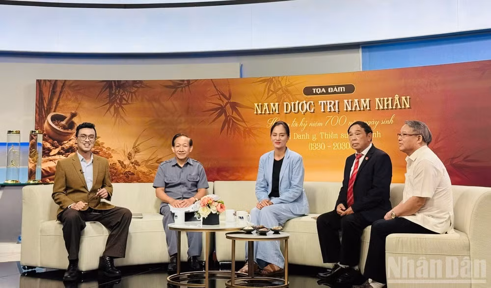 Các diễn giả tham gia tọa đàm. (Ảnh: HÀ MINH)