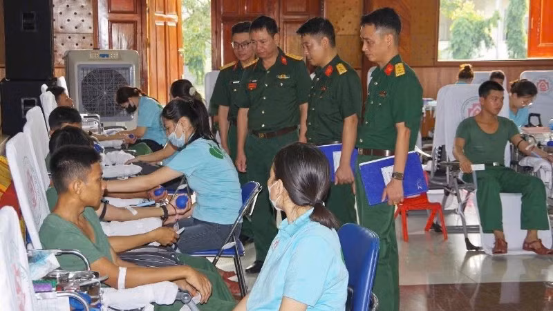 Lãnh đạo, Chỉ huy Trường Trung cấp Kỹ thuật Công binh, Binh chủng Công binh phối hợp Bệnh viện Trung ương Quân đội 108 tổ chức Ngày hội “Hiến máu cứu chữa đồng đội” năm 2025. 