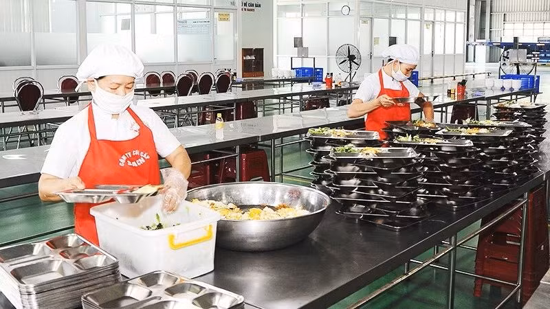 Người đứng đầu tổ chức bữa ăn và chủ cơ sở nấu ăn phải chịu trách nhiệm trực tiếp nếu để xảy ra vi phạm về an toàn thực phẩm. (Ảnh: NAM NGUYỄN) 