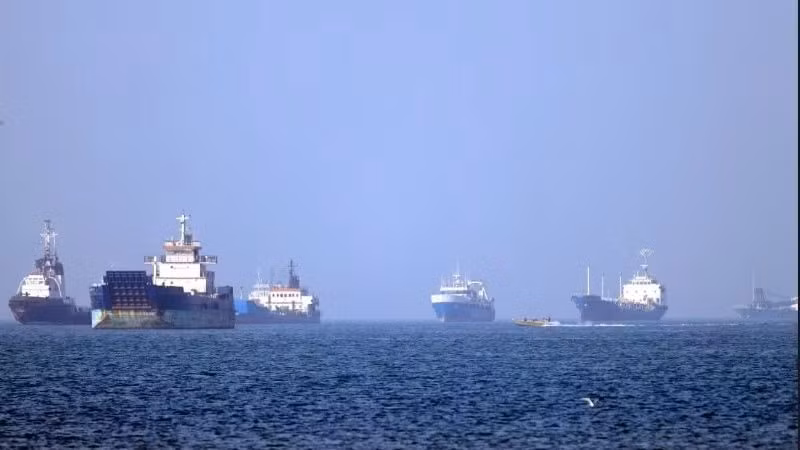 Tàu thuyền vận chuyển trên eo biển Hormuz. (Ảnh: THX/TTXVN)