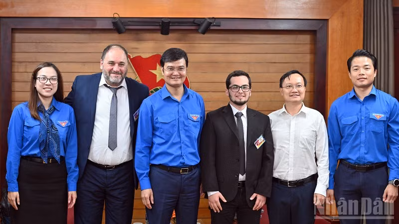 Các đồng chí Bùi Quang Huy, Guillermo Rehermann (lần lượt thứ 4 và 5 từ phải sang) cùng đại diện Đoàn Thanh niên Cộng sản Hồ Chí Minh và Đảng Cộng sản Uruguay tại buổi tiếp.