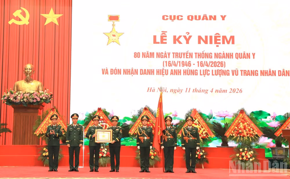 Đại tướng Phan Văn Giang, Ủy viên Bộ Chính trị, Phó Bí thư Quân ủy Trung ương, Phó Thủ tướng Chính phủ, Bộ trưởng Quốc phòng trao Danh hiệu Anh hùng Lực lượng vũ trang nhân dân tặng Cục Quân y.
