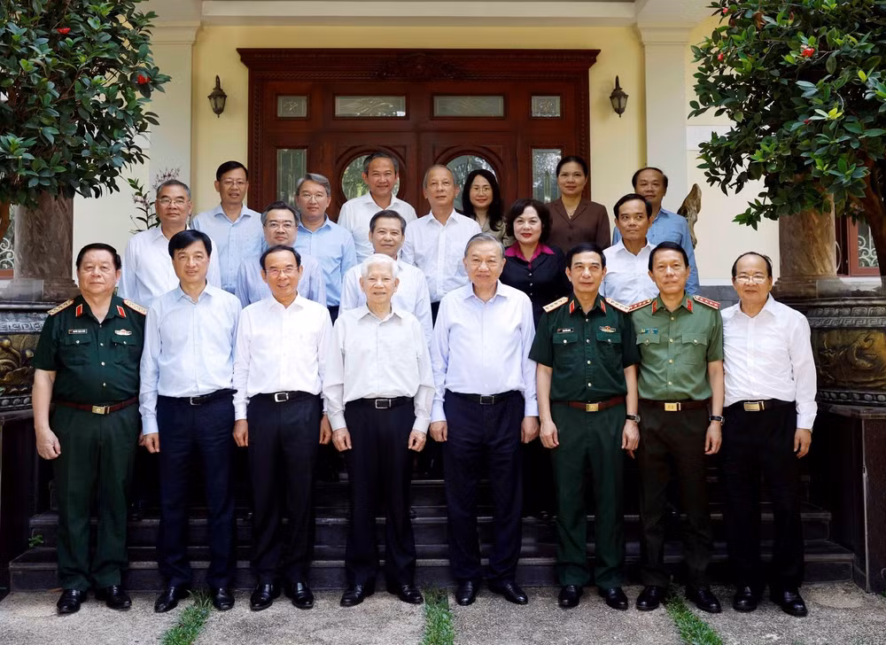 Tổng Bí thư, Chủ tịch nước Tô Lâm cùng Đoàn công tác Trung ương đến thăm nguyên Chủ tịch nước Nguyễn Minh Triết. (Ảnh: TTXVN)