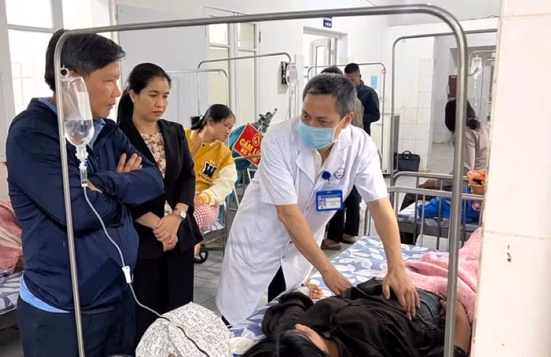 Đại diện lãnh đạo Ủy ban nhân dân xã Tân Lập, tỉnh Quảng Trị đến bệnh viện thăm hỏi, động viên các bệnh nhân.
