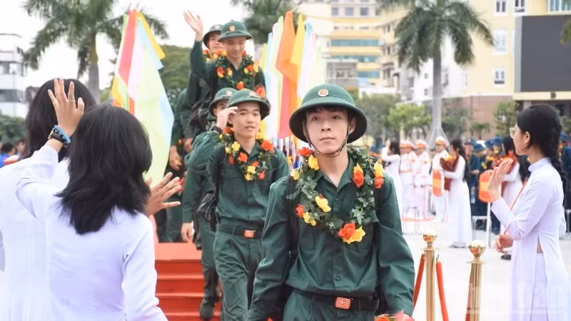 Các tân binh Đà Nẵng vững vàng lên đường nhập ngũ. (Ảnh minh họa)