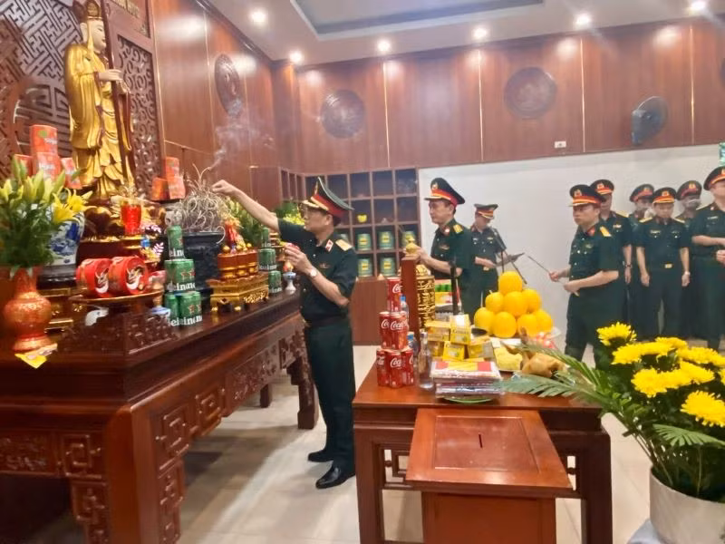 Các thế hệ thầy và trò của Học viện Quân y thành kính dâng hương, khắc cốt ghi tâm, thành kính tri ân nghĩa cử cao đẹp của ông Vũ Văn Lành.