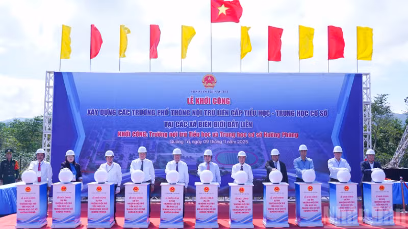 Các đại biểu thực hiện nghi thức bấm nút khởi công Trường nội trú tiểu học và trung học cơ sở Hướng Phùng.