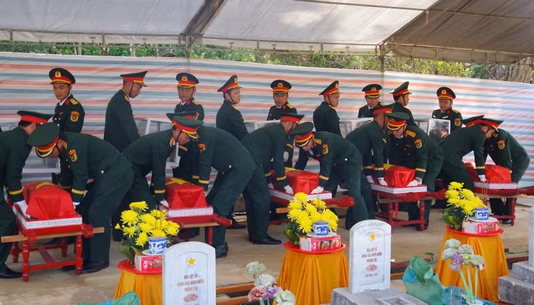 Lễ an táng các hài cốt liệt sĩ. (Ảnh: BÁO NHÂN DÂN)