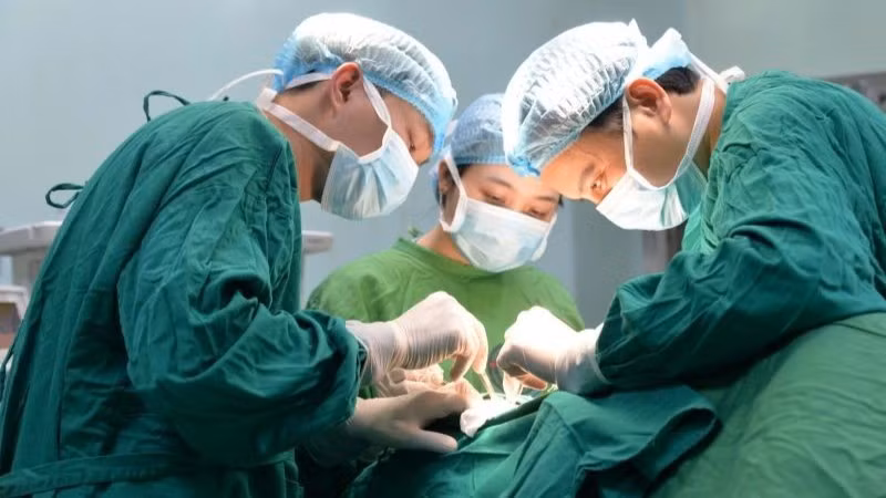 Ê-kíp phẫu thuật Liên chuyên khoa của Bệnh viện Nội tiết Trung ương phối hợp thực hiện ca mổ cho bệnh nhân. 