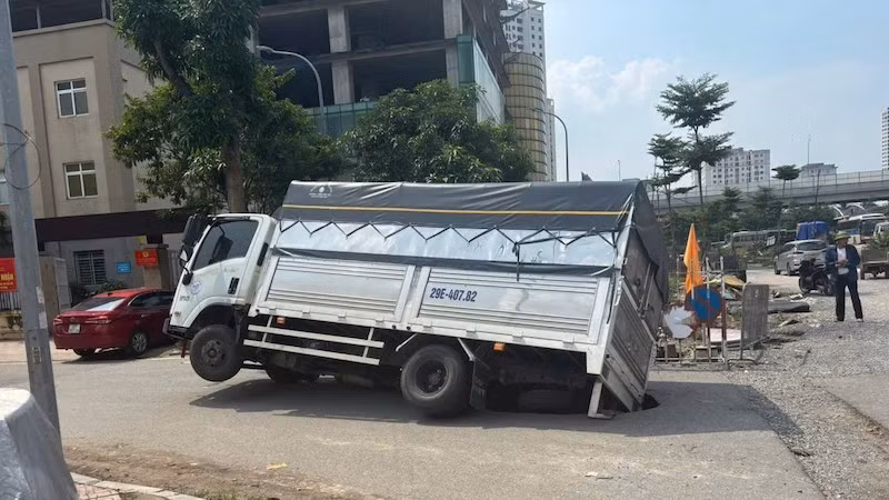 Chiếc xe tải đang lưu thông bất ngờ bị sụt xuống hố sâu. (Ảnh: Ban Duy tu)